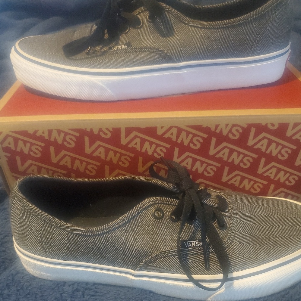 Mens Van's authentic gray/black design size9m